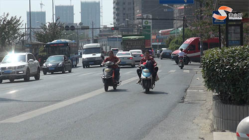 城區(qū)還有農(nóng)村道路？通惠南路這個(gè)路段機(jī)非人混行