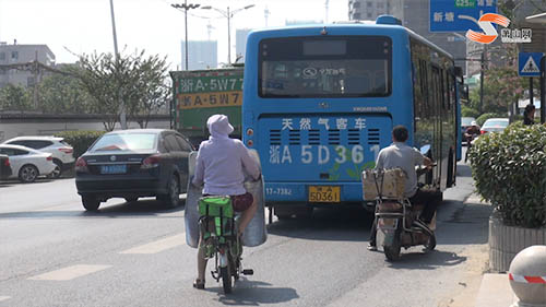 城區(qū)還有農(nóng)村道路？通惠南路這個(gè)路段機(jī)非人混行