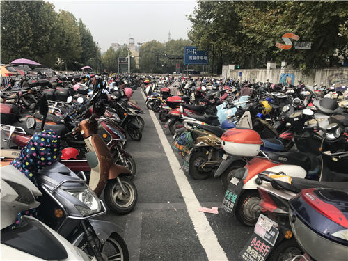 非機(jī)動車圍堵人民路地鐵口 市民：這個停車場“藏”得有點深