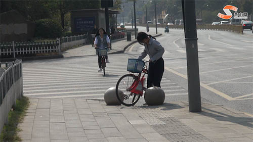 人行道強(qiáng)行變成非機(jī)動(dòng)車道？奧蘭多小鎮(zhèn)這一路段現(xiàn)奇葩操作