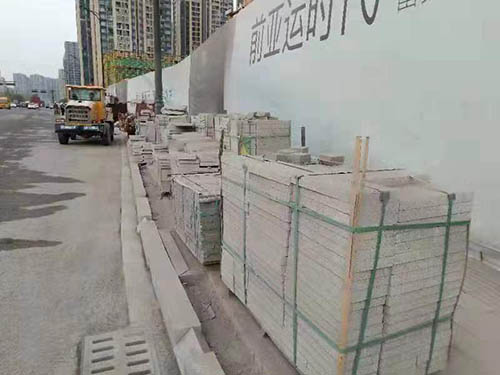 建設一路旁的這條路成了建材專用堆放點？