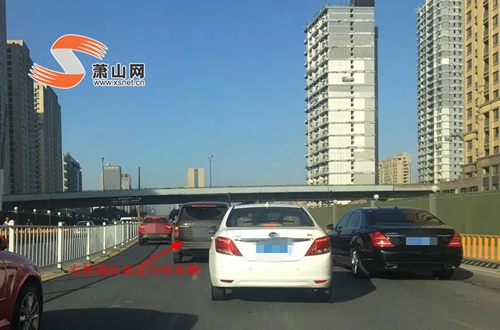 這個(gè)路口有點(diǎn)“亂”？早高峰，直行車輛與左轉(zhuǎn)車輛搶道忙