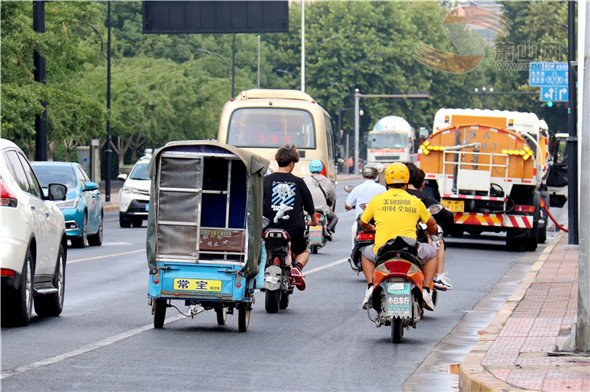 電動(dòng)車與汽車“搶道共舞” 拿命“任性”幾時(shí)休？