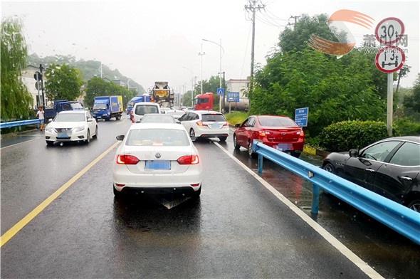 03省道這段路上，汽車竟讓電動車“無路可走”？